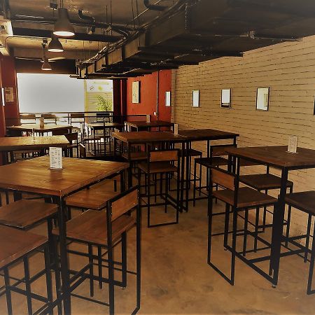 Henry'S Hotel & Gastropub Бангкок Экстерьер фото